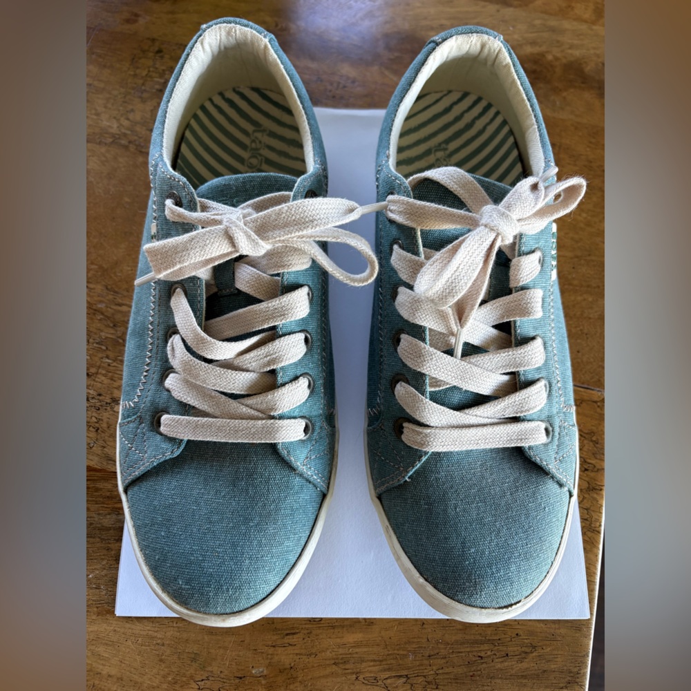 Taos Star Women's Sneaker Size 9 Medium blue denim